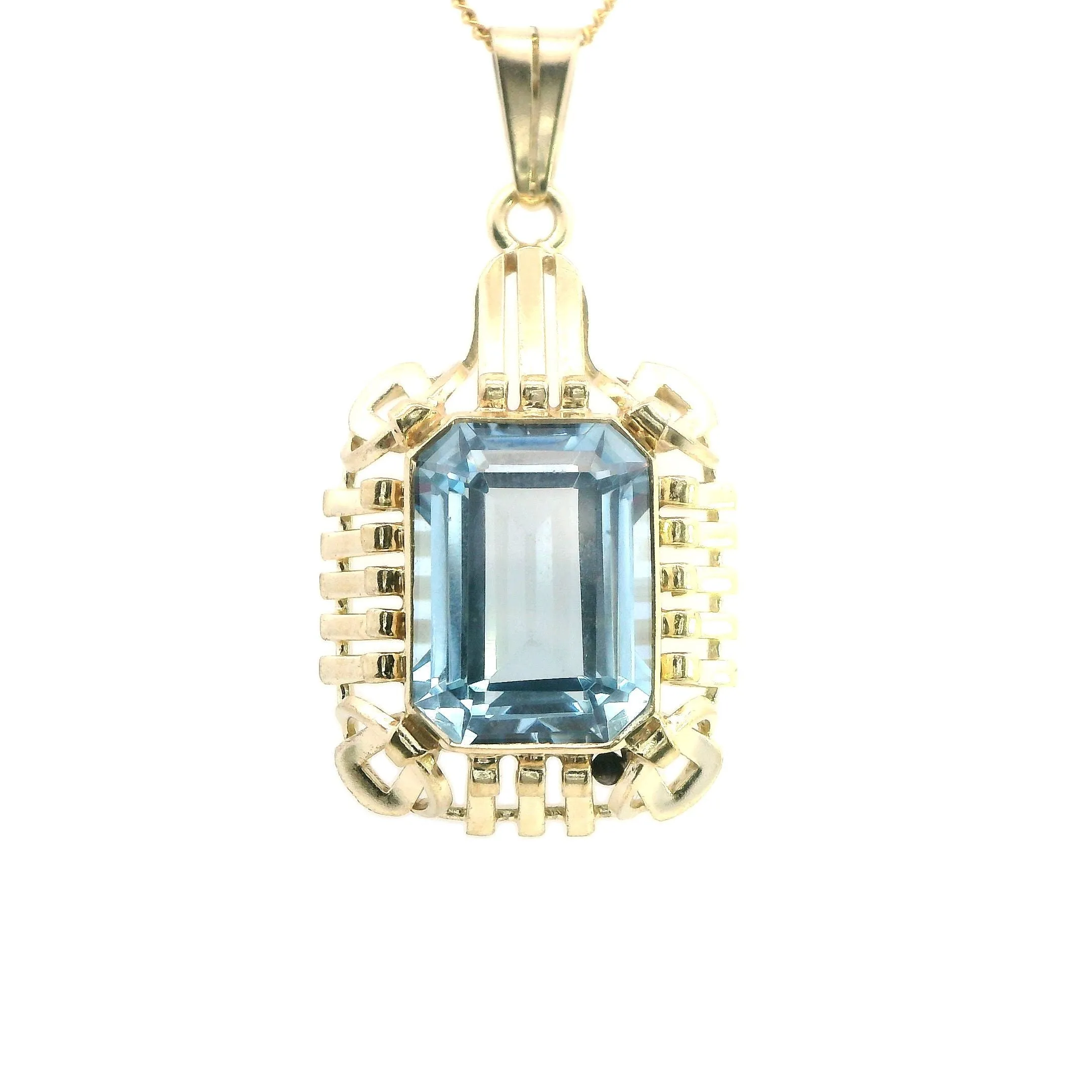 Elegant 8ct Yellow Gold Blue Spinel Pendant - Stunning and Sophisticated