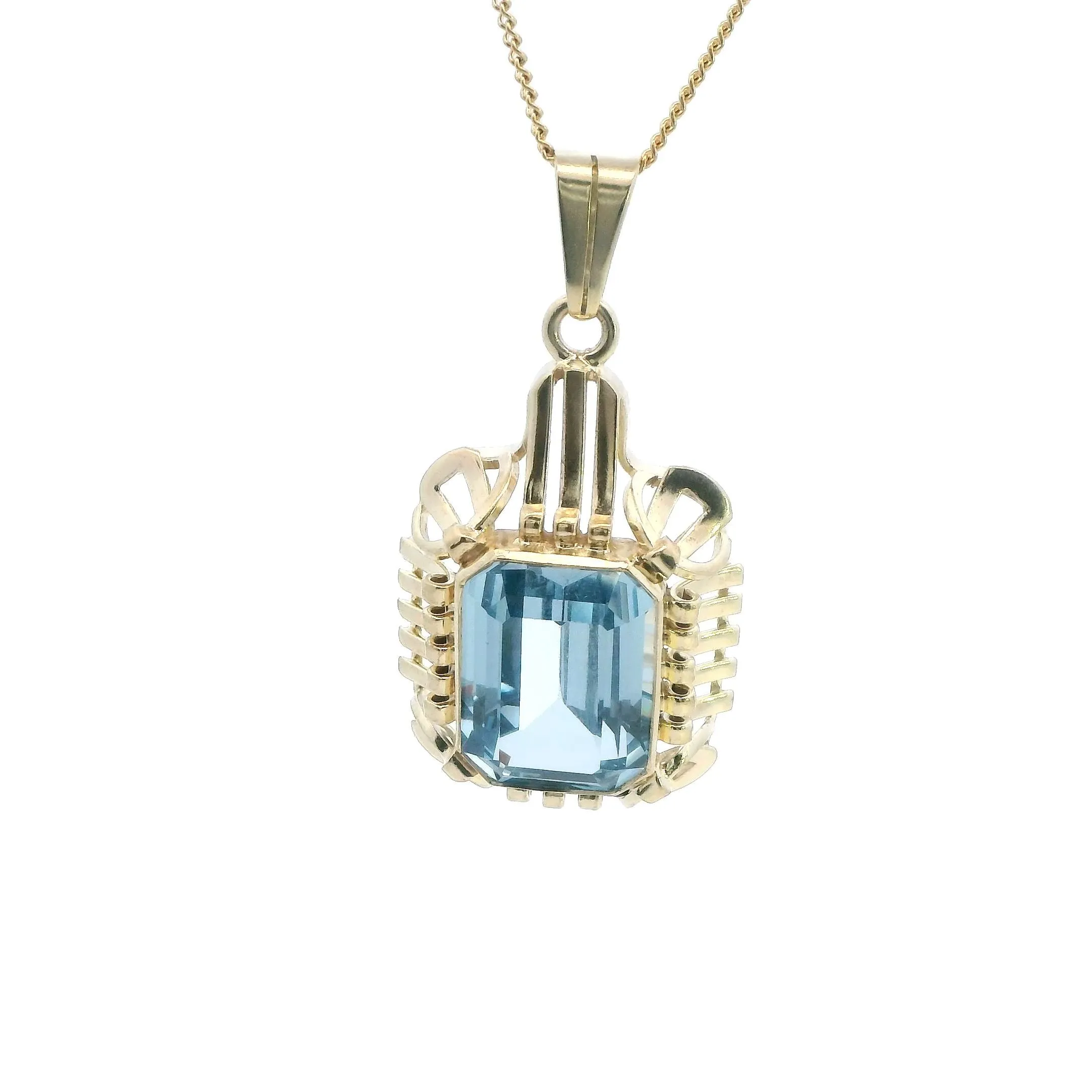 Elegant 8ct Yellow Gold Blue Spinel Pendant - Stunning and Sophisticated