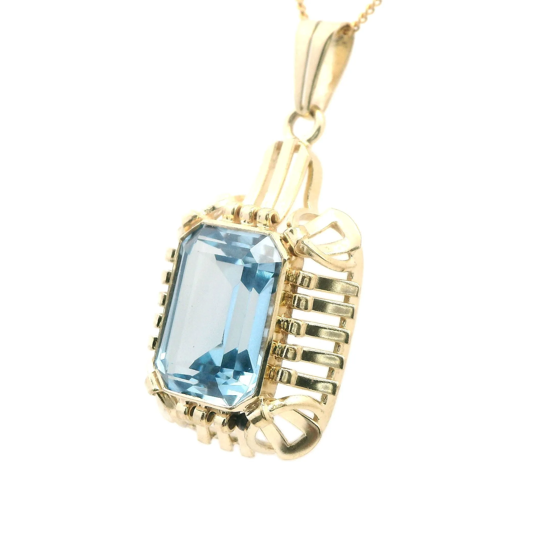 Elegant 8ct Yellow Gold Blue Spinel Pendant - Stunning and Sophisticated