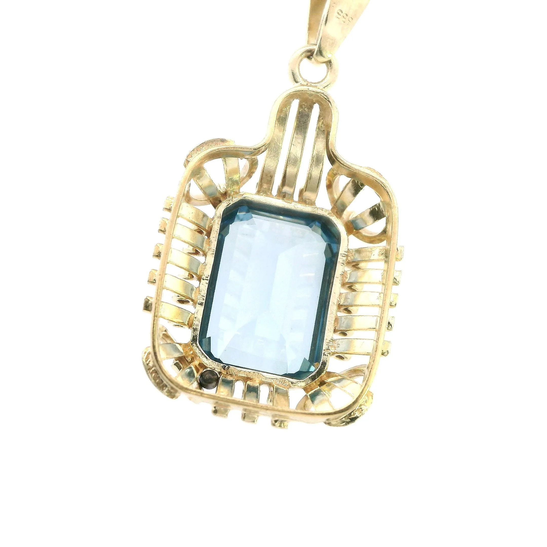 Elegant 8ct Yellow Gold Blue Spinel Pendant - Stunning and Sophisticated