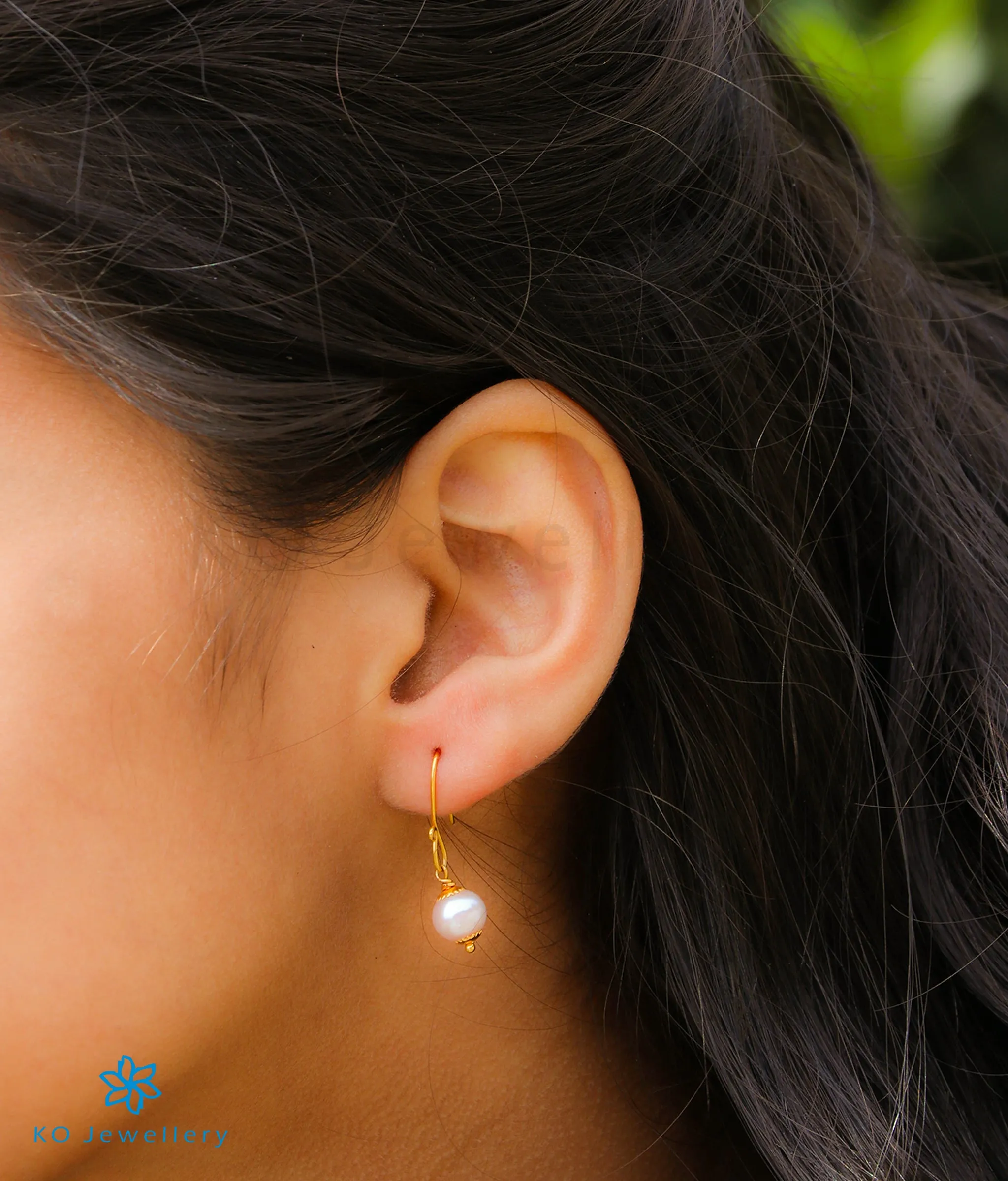 Minimal Pearl Drop Earrings in 22 KT Gold