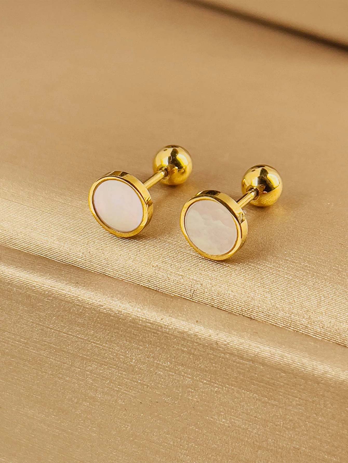 Mother of Pearl Gold-Plated Stud Earrings jlt11743